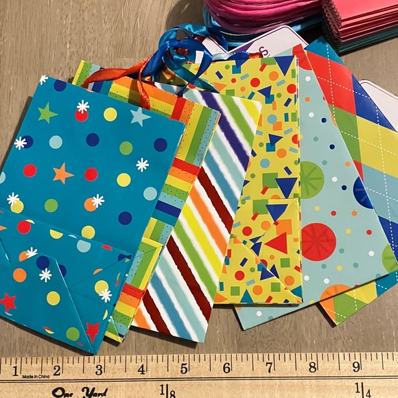 21 Little Colorful Gift Bags Set - Picture 6 of 7